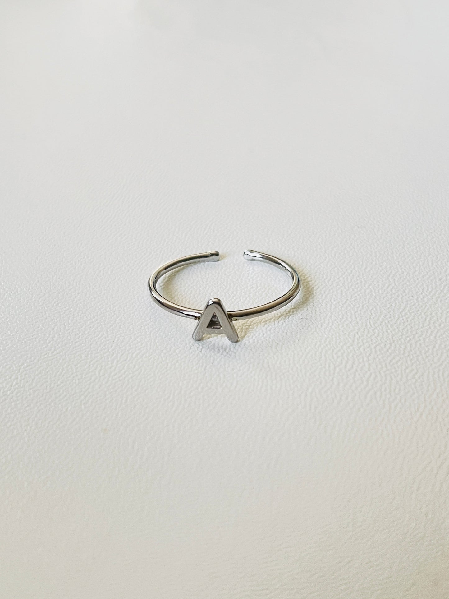 Bague en argent avec lettres personnalisables