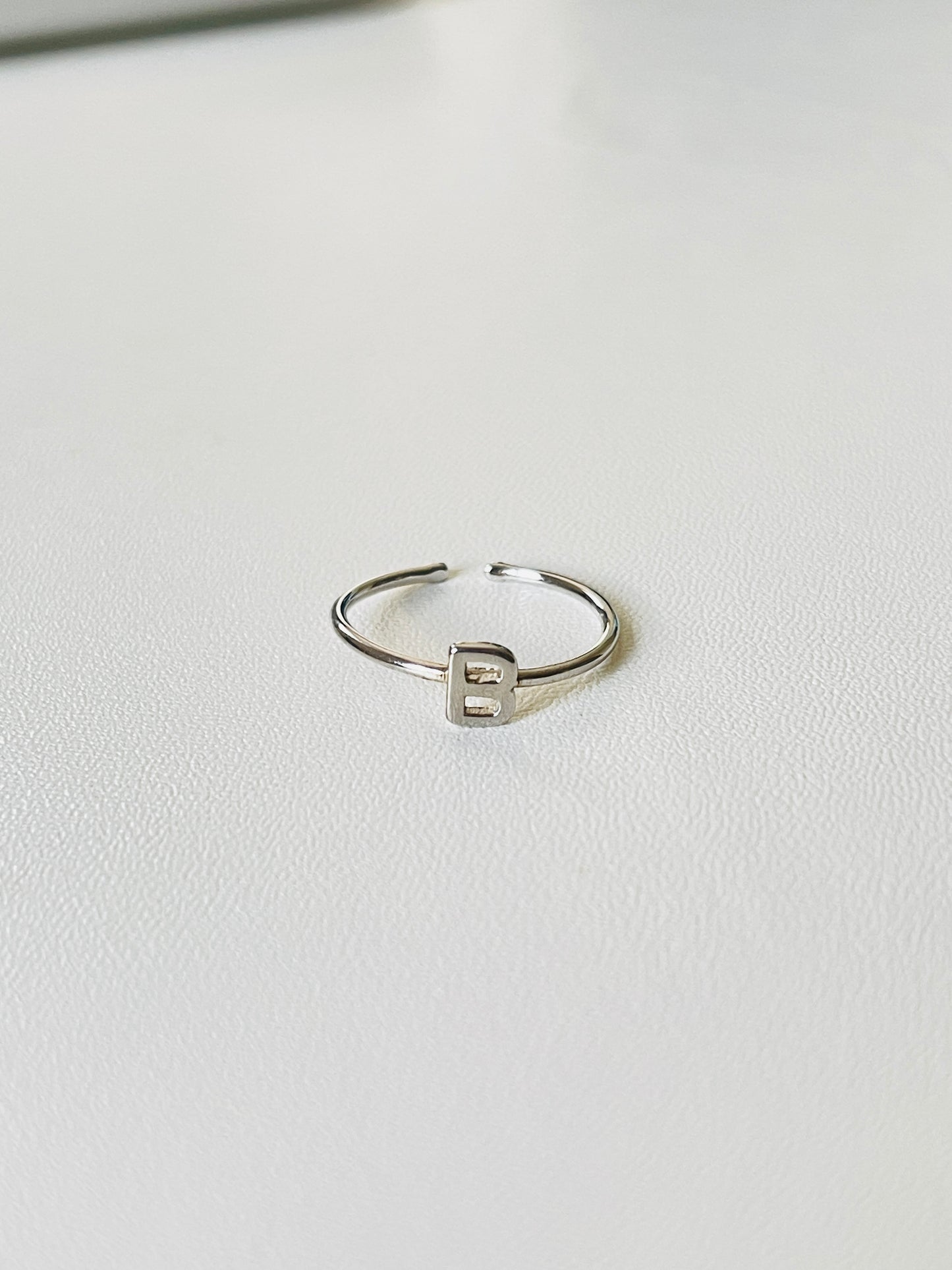 Bague en argent avec lettres personnalisables