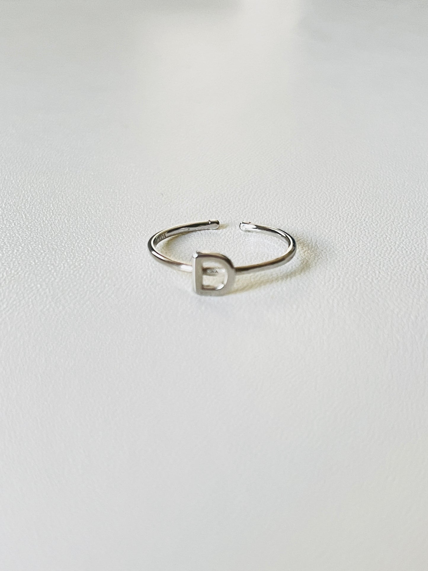 Bague en argent avec lettres personnalisables