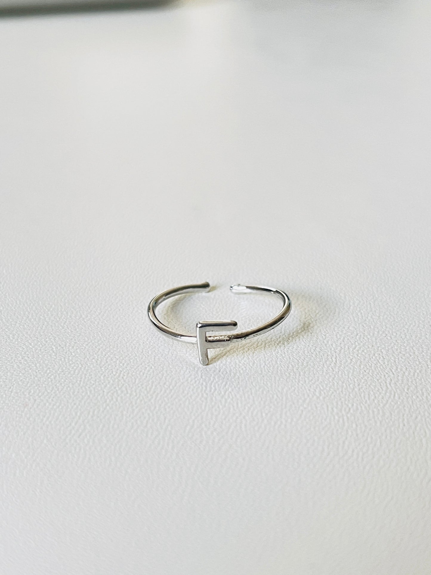 Bague en argent avec lettres personnalisables