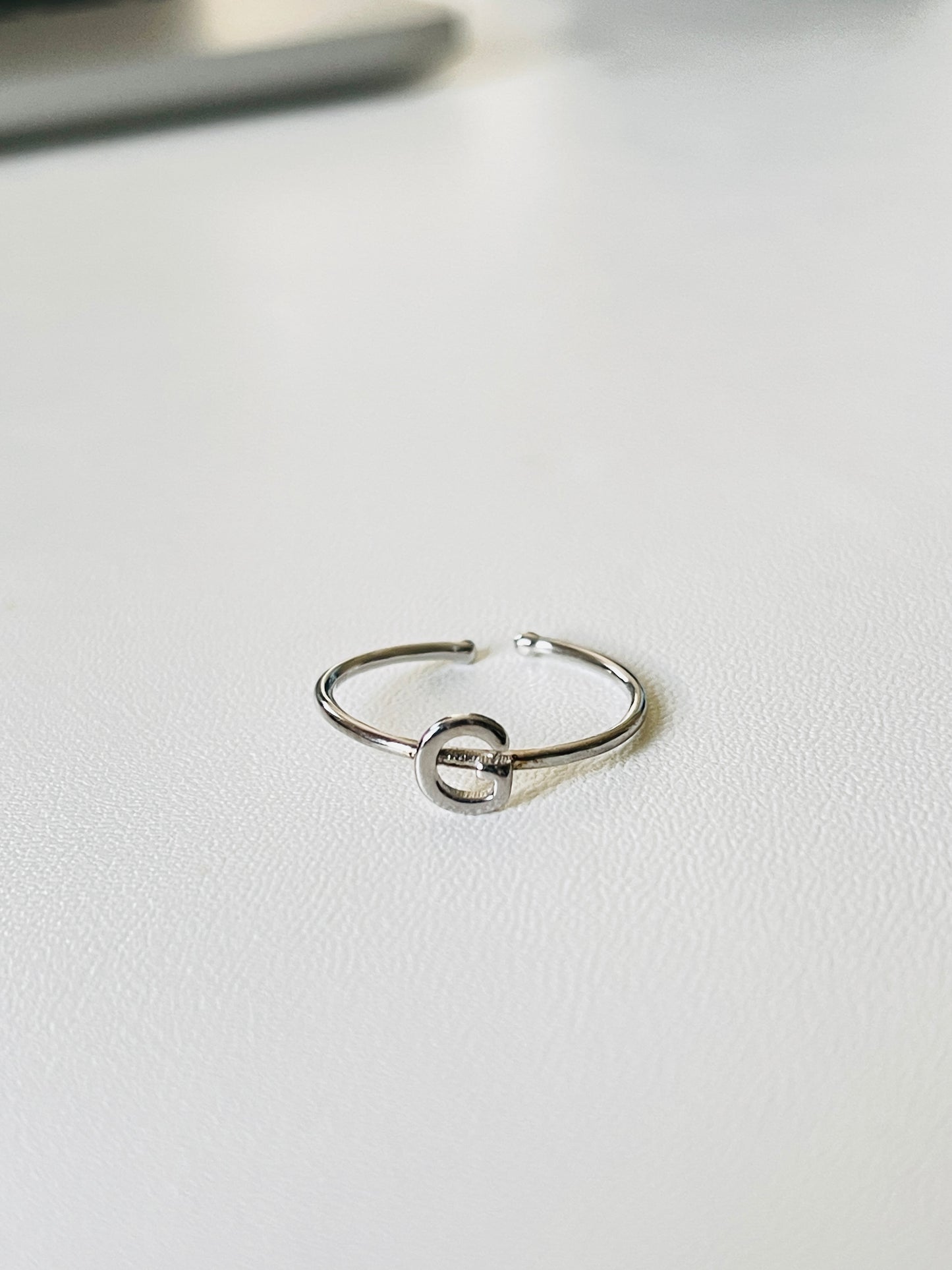 Bague en argent avec lettres personnalisables