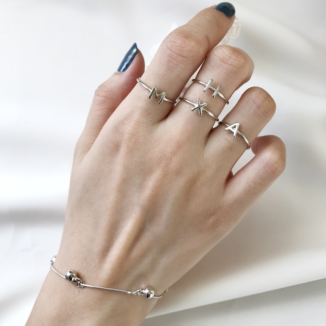 Bague en argent avec lettres personnalisables