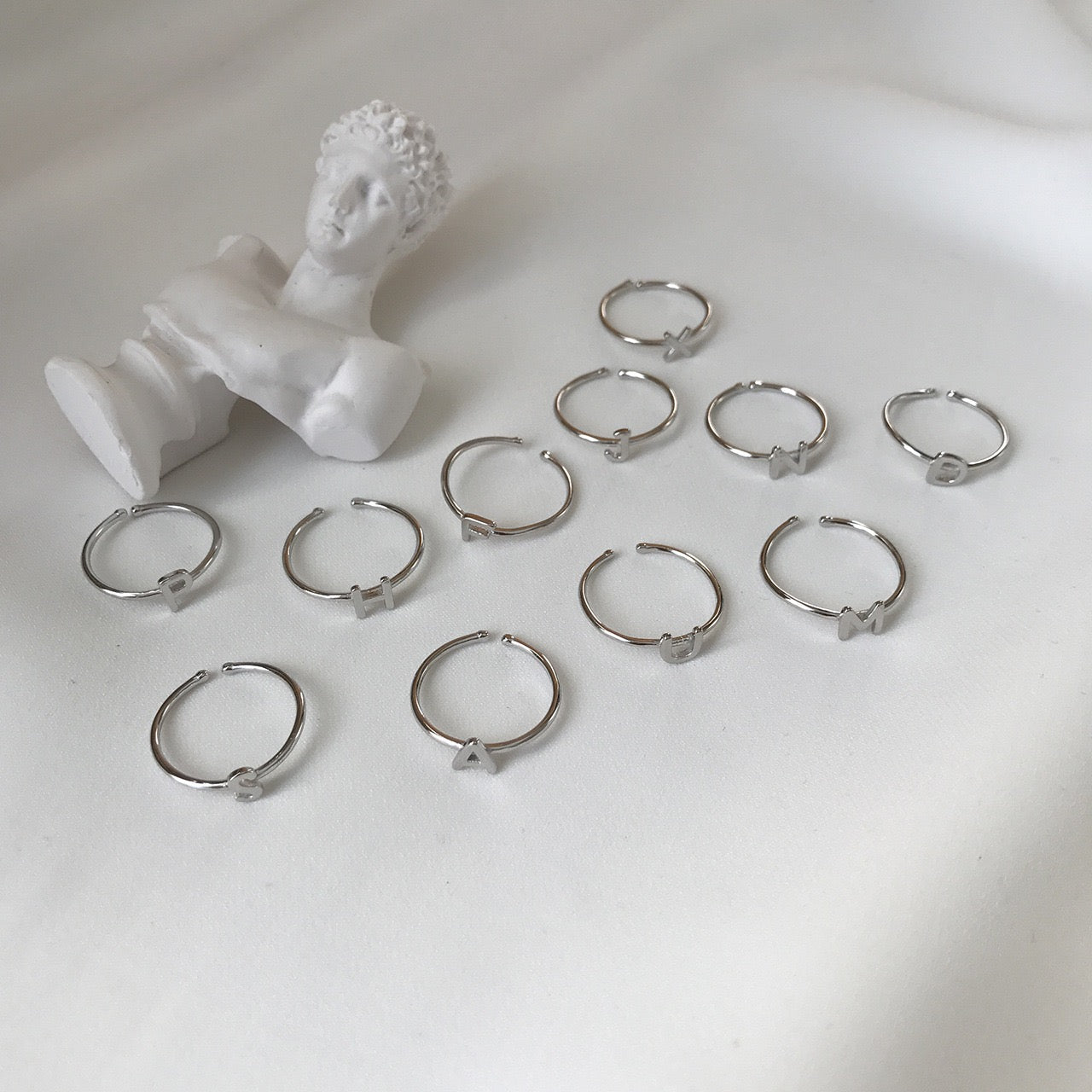 Bague en argent avec lettres personnalisables