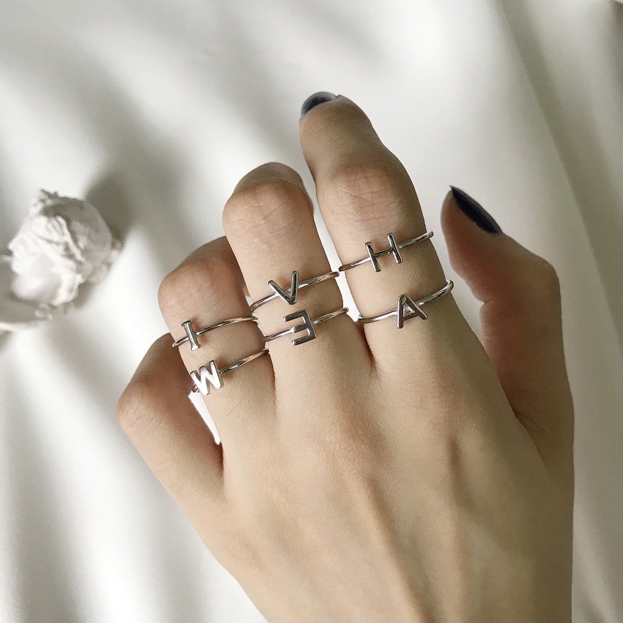 Bague en argent avec lettres personnalisables