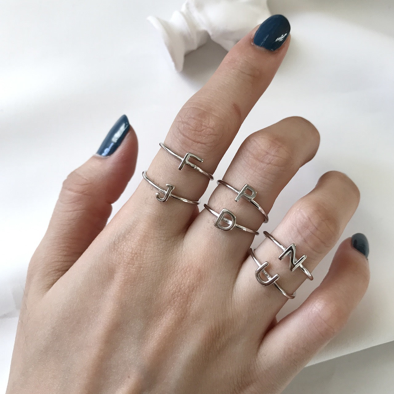 Bague en argent avec lettres personnalisables