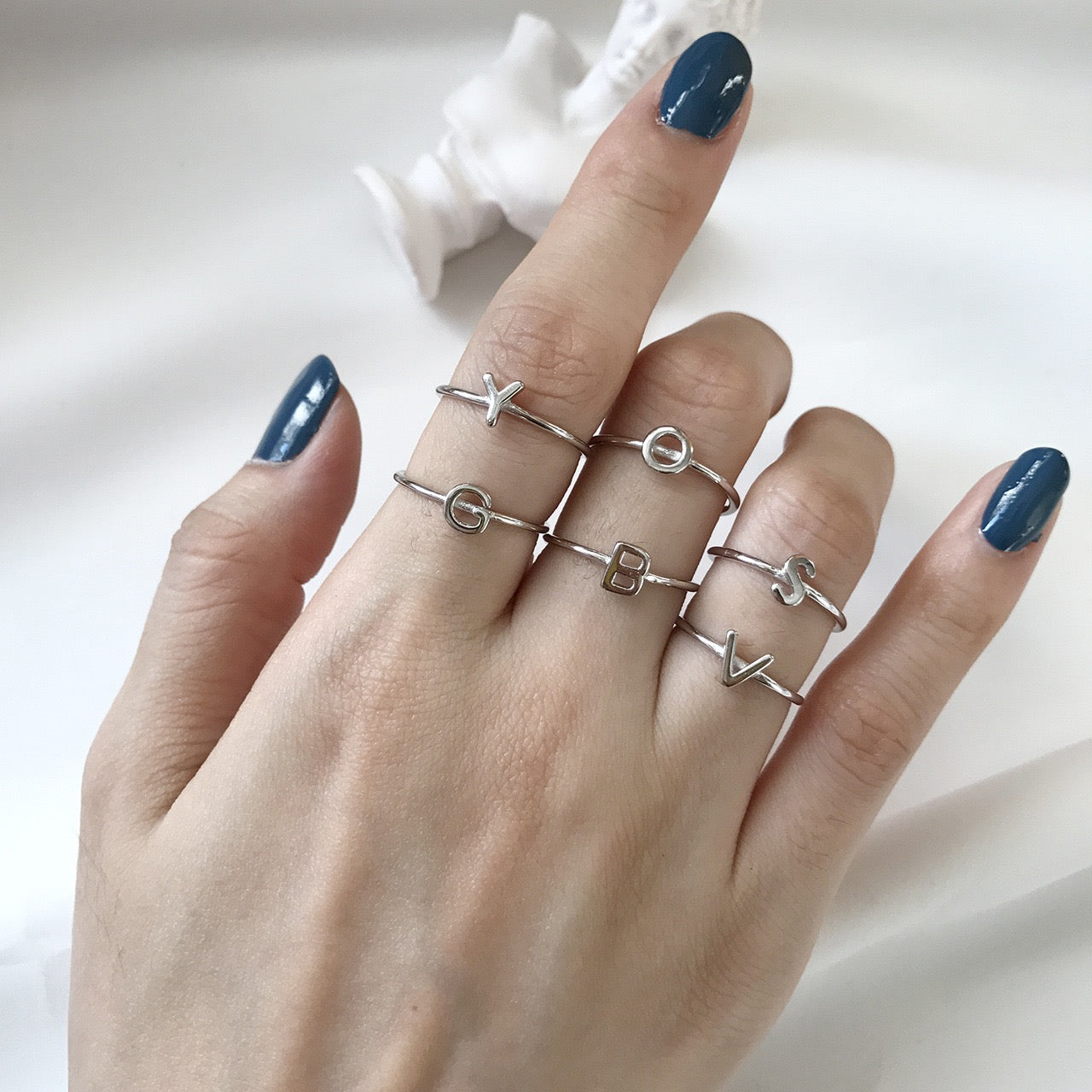Bague en argent avec lettres personnalisables