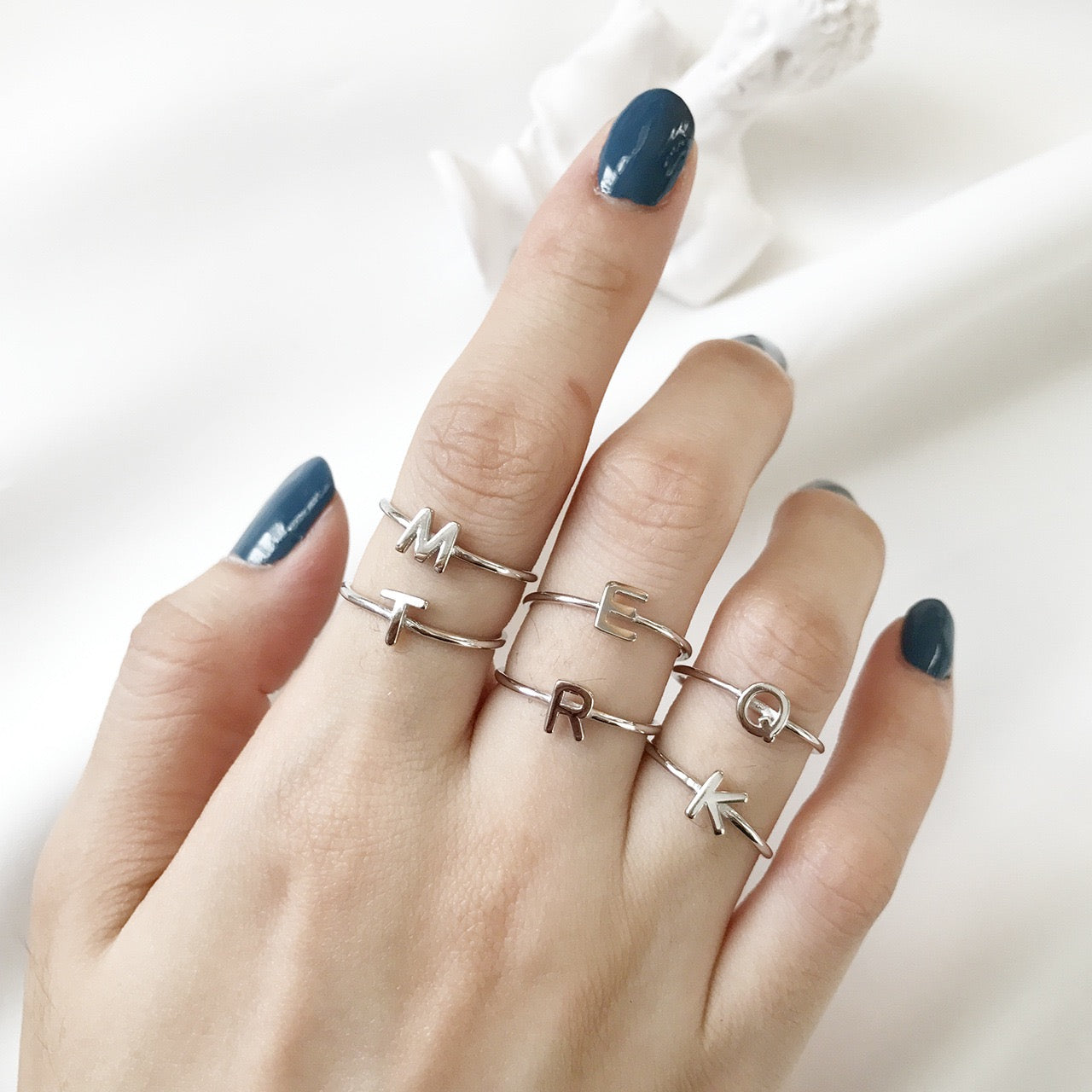 Bague en argent avec lettres personnalisables