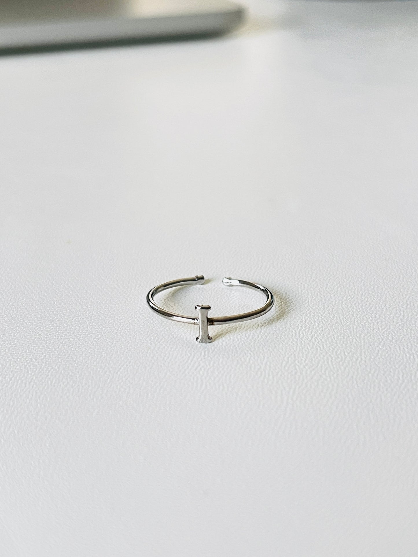 Bague en argent avec lettres personnalisables