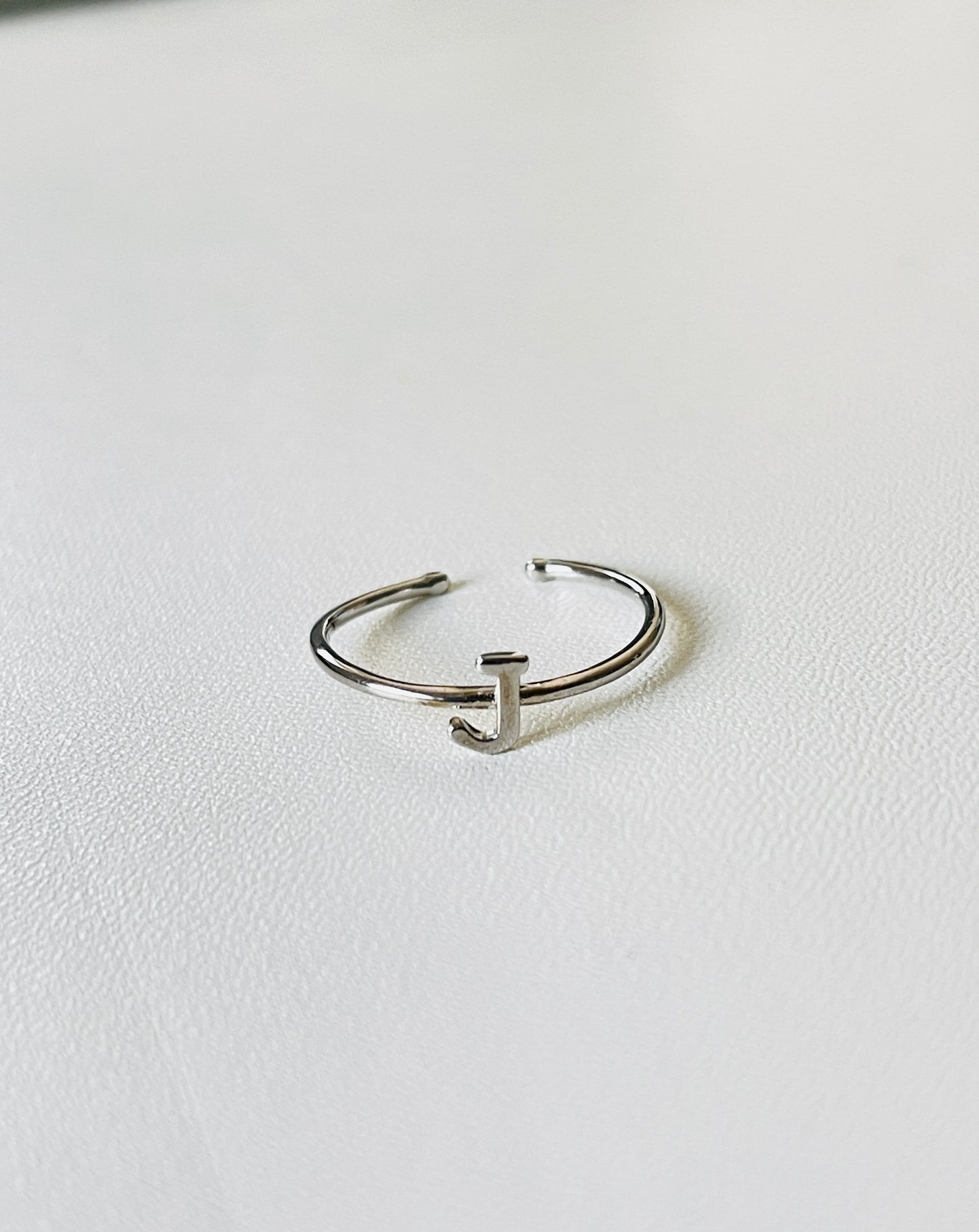 Bague en argent avec lettres personnalisables