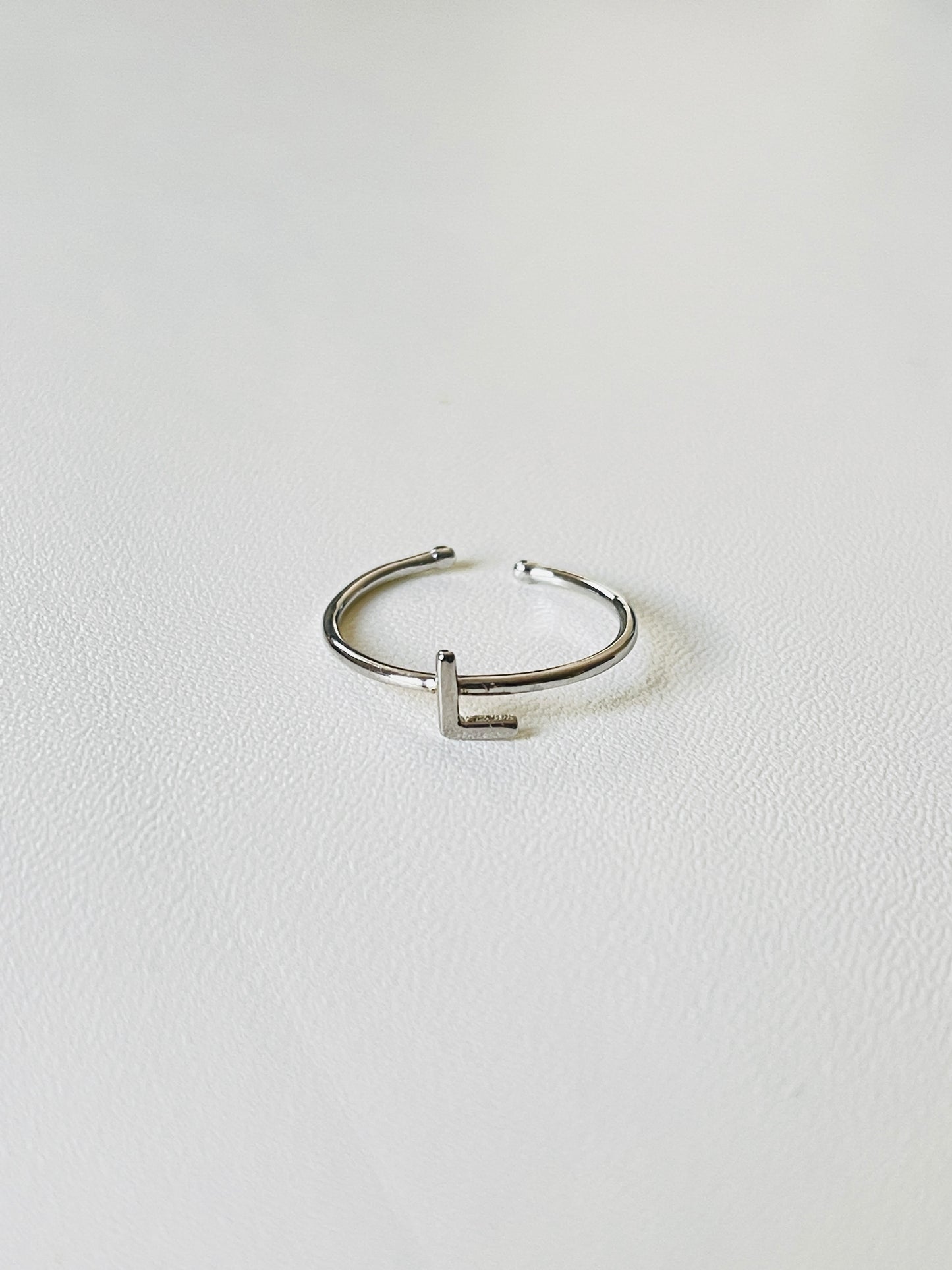 Bague en argent avec lettres personnalisables