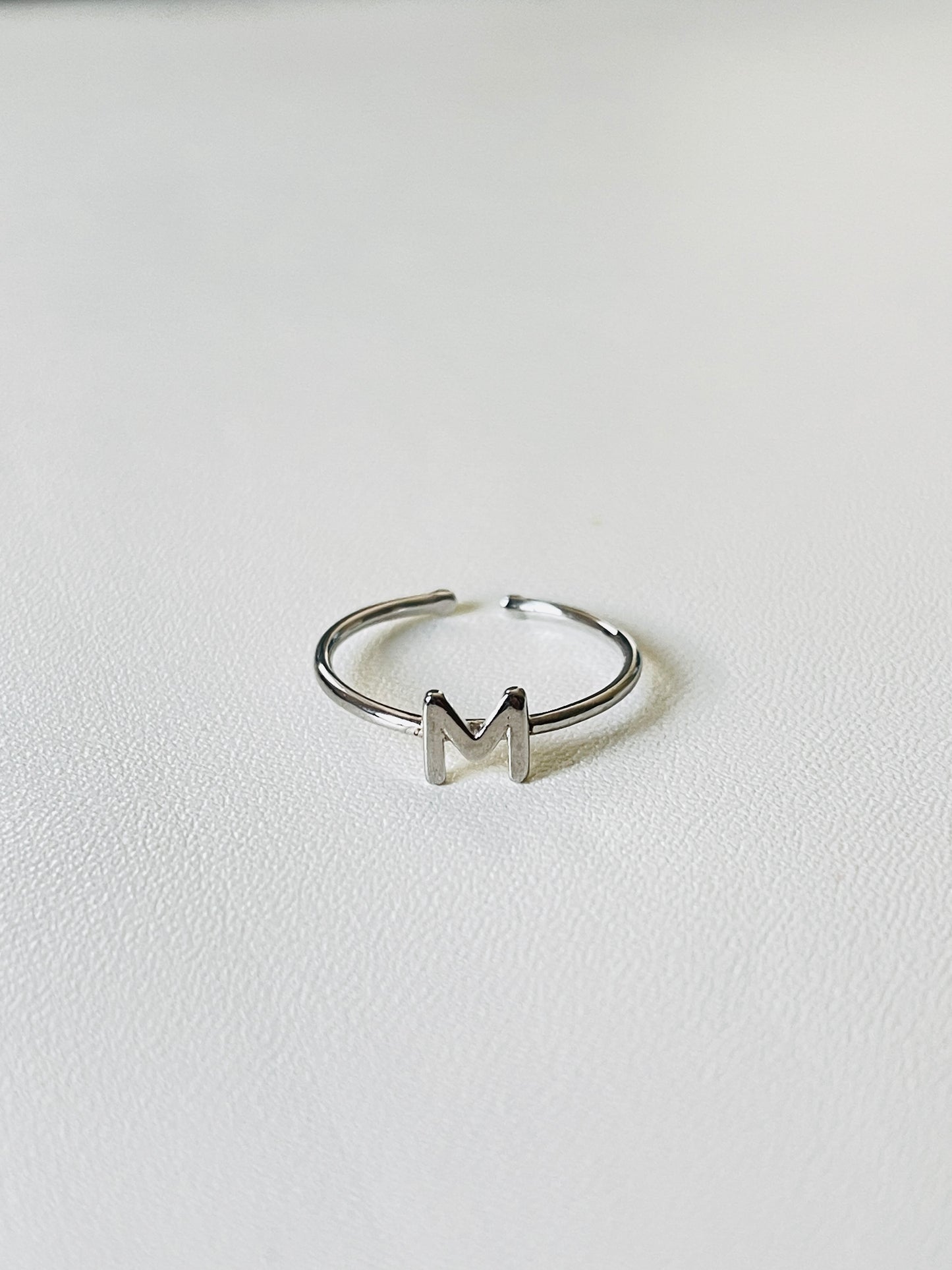 Bague en argent avec lettres personnalisables