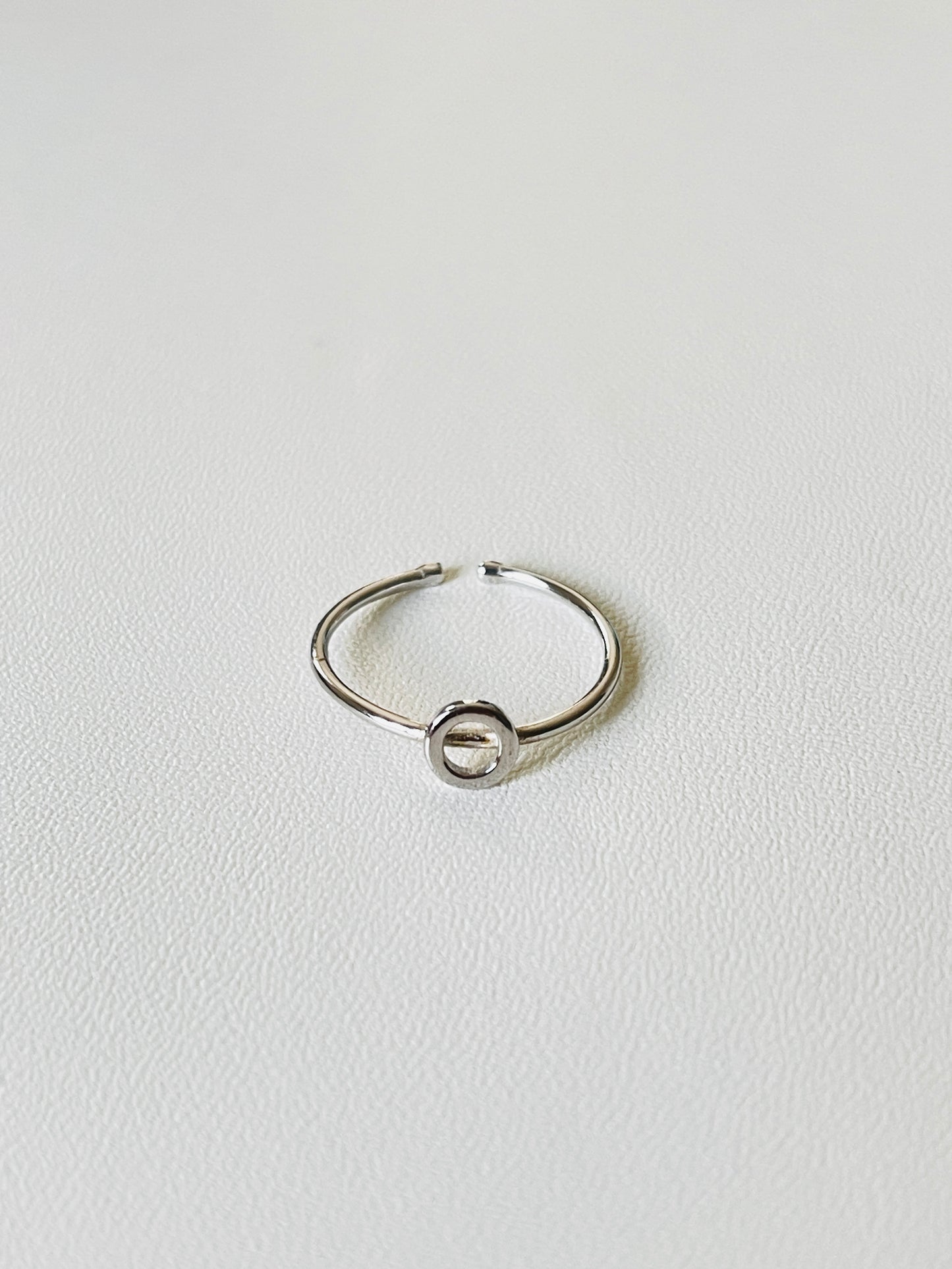 Bague en argent avec lettres personnalisables