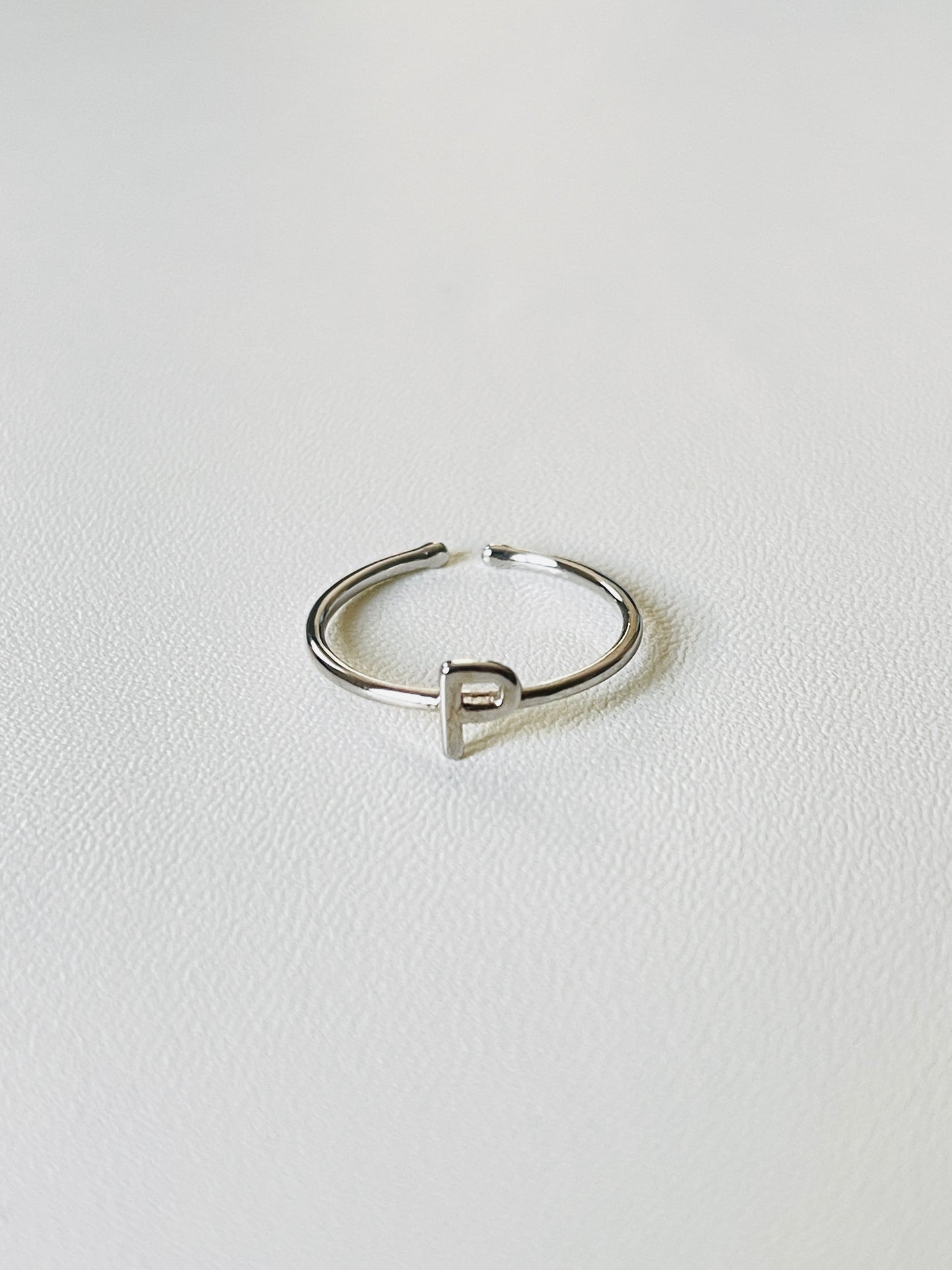 Bague en argent avec lettres personnalisables