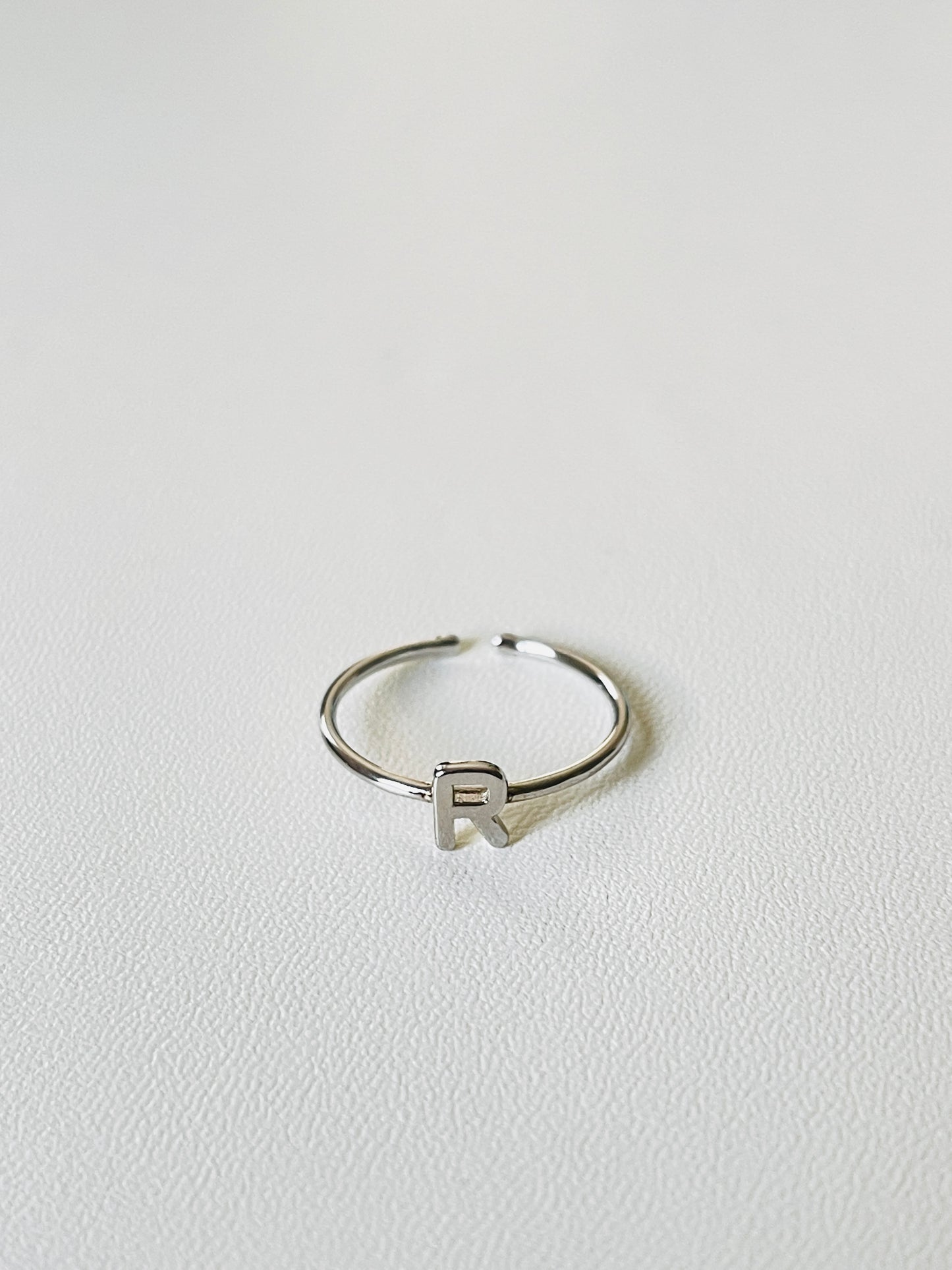 Bague en argent avec lettres personnalisables