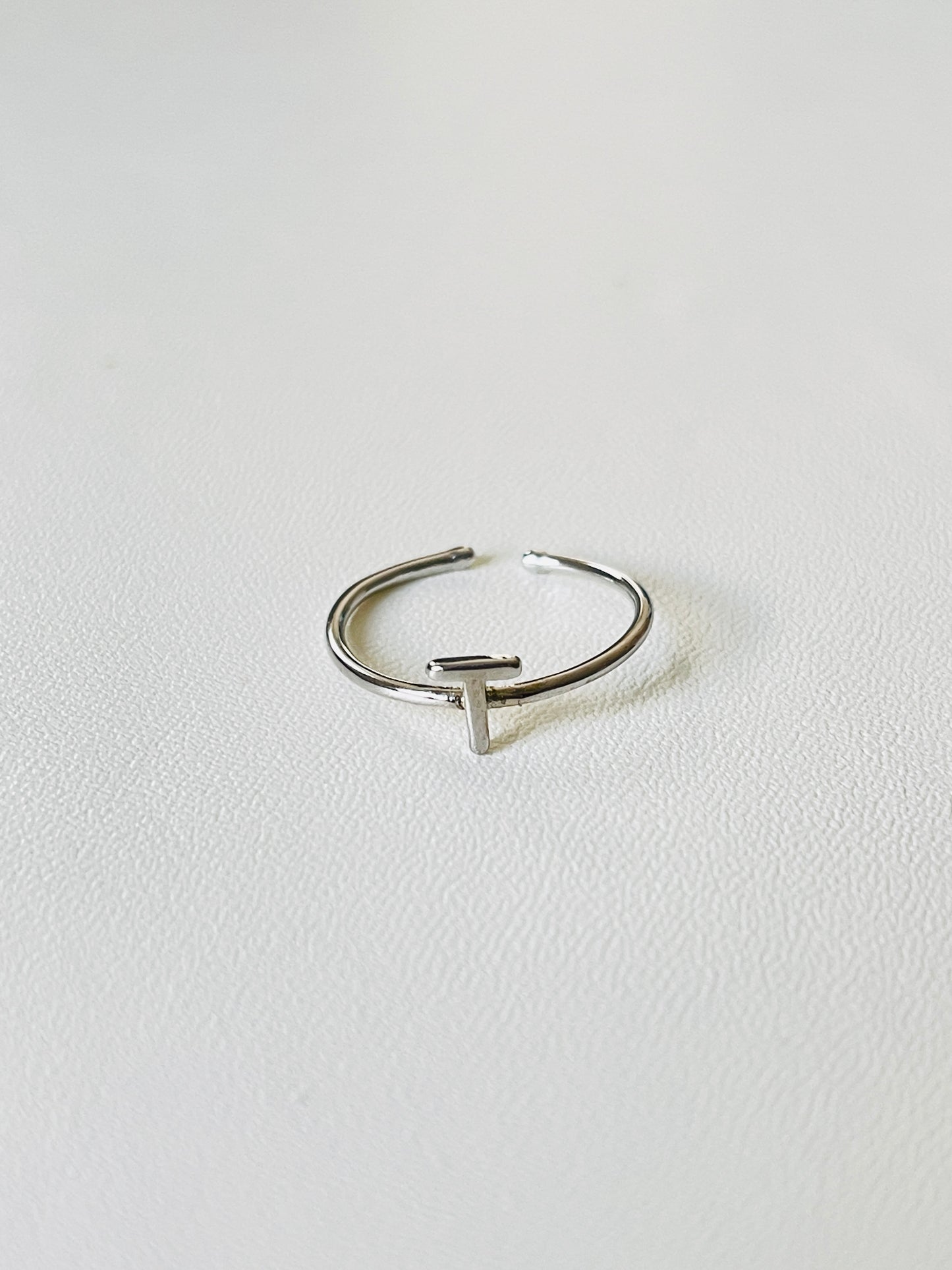 Bague en argent avec lettres personnalisables