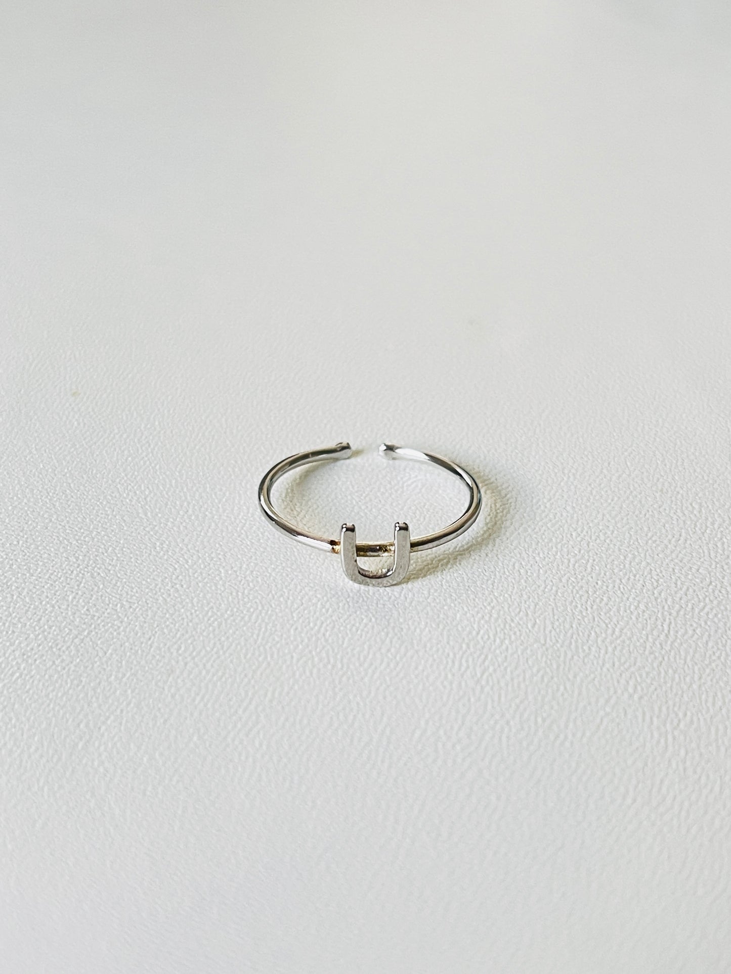 Bague en argent avec lettres personnalisables