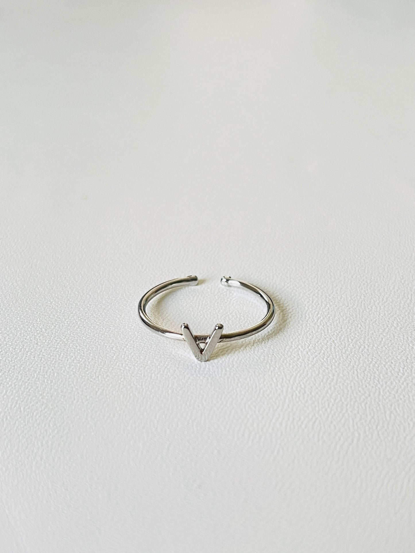 Bague en argent avec lettres personnalisables