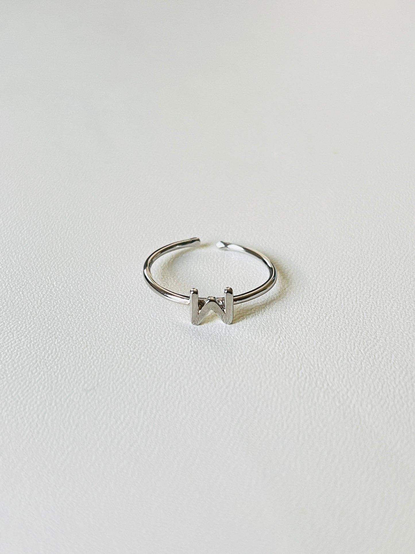 Bague en argent avec lettres personnalisables