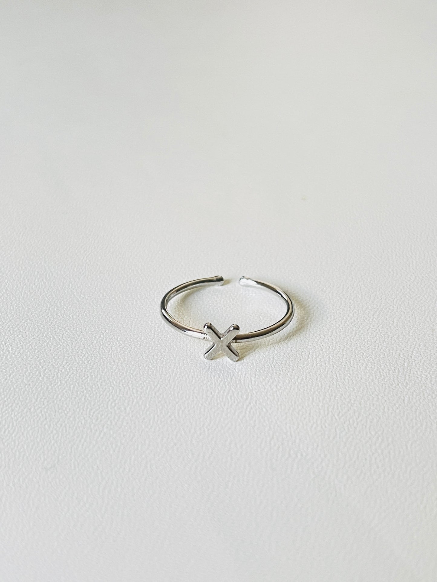 Bague en argent avec lettres personnalisables