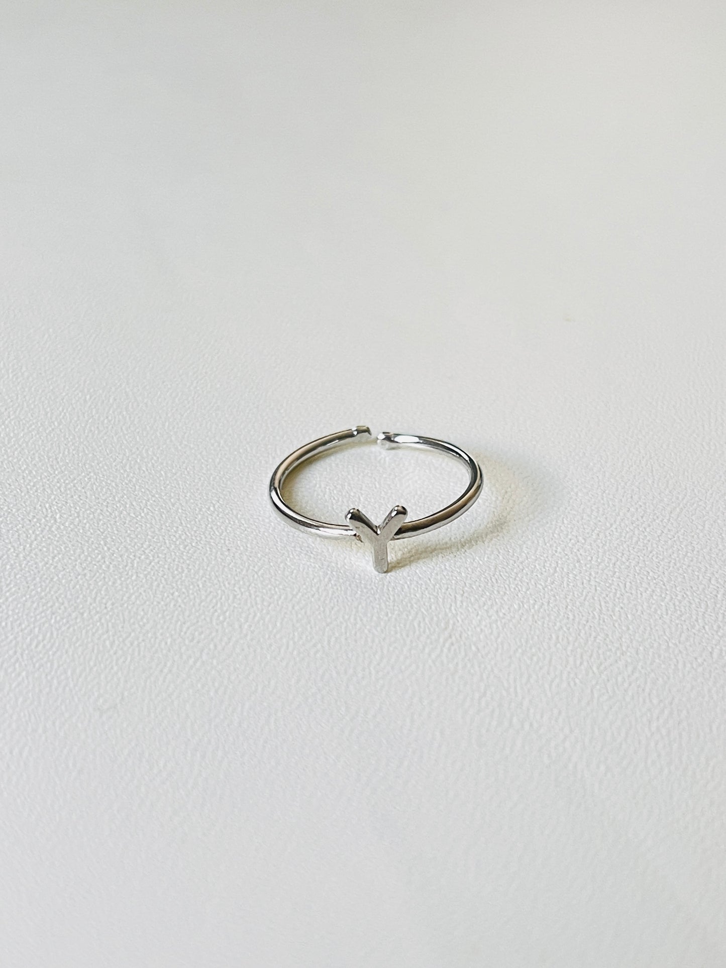 Bague en argent avec lettres personnalisables