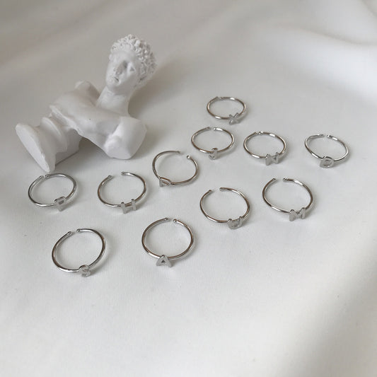 Bague en argent avec lettres personnalisables